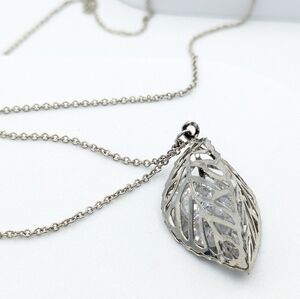 4/24$  Silver tone pendant necklace